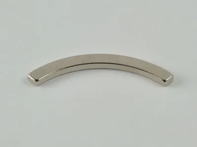 ネオジム磁石(N40)、C型、R25xr20x1(90°)(mm)、高さ方向