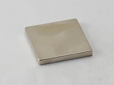 ネオジム磁石(N40)、角型、40x40x5(mm)、5mm方向