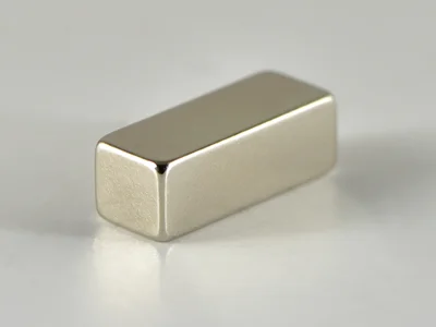 ネオジム磁石(N35EH)、角型、13x4.5x5(mm)、5mm方向
