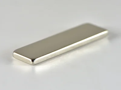 ネオジム磁石(N40)、角型、30x9x2(mm)、2mm方向