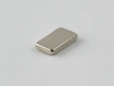 ネオジム磁石(N40)、角型、2.7x0.5x1.5(mm)、1.5mm方向