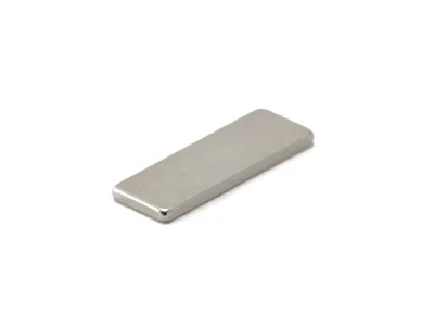 ネオジム磁石(N40)、角型、15x5x1.1(mm)、1.1mm方向