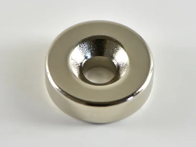 ネオジム磁石(N40)、円柱型皿穴付、Φ16x5(M4)(mm)、高さ方向