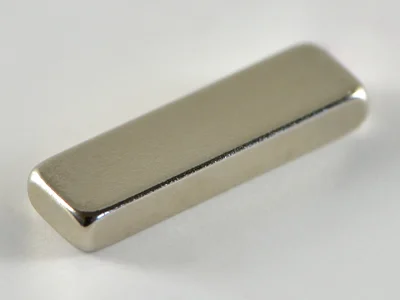 ネオジム磁石(N48)、角型、13.5x4x2(mm)、2mm方向