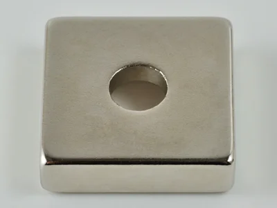 ネオジム磁石(N40)、角型皿穴付、20x20x5.5(M5)(mm)、5.5mm方向