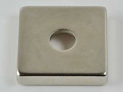 ネオジム磁石(N40)、角型皿穴付、25x25x5(M6)(mm)、5mm方向