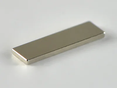 ネオジム磁石(N38EH)、角型、8.5x2.5x0.5(mm)、0.5mm方向