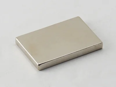 ネオジム磁石(N40)、角型、45x30x5(mm)、5mm方向