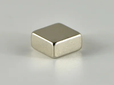 ネオジム磁石(N40SH)、角型、5x2.5x5(mm)、5mm方向