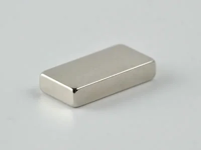 ネオジム磁石(N45H)、角型、15x3x7(mm)、7mm方向