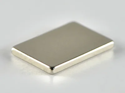 ネオジム磁石(N40H)、角型、15x10x1.5(mm)、1.5mm方向
