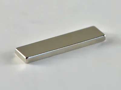 ネオジム磁石(N48)、角型、20x5x1.5(mm)、1.5mm方向