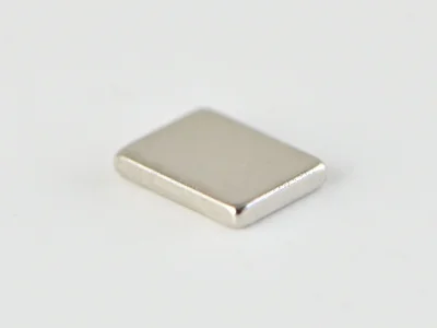 ネオジム磁石(N45H)、角型、3x0.6x4(mm)、4mm方向