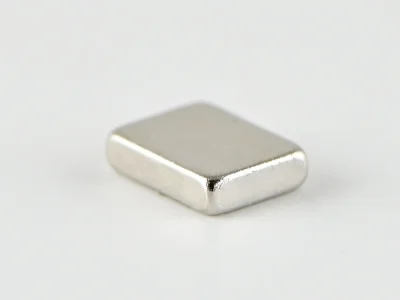 ネオジム磁石(N45H)、角型、3x1x4(mm)、4mm方向