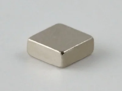 ネオジム磁石(N50)、角型、2x2x0.8(mm)、0.8mm方向