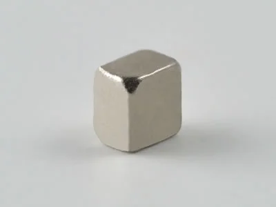 ネオジム磁石(N45)、角型、3x2x3(mm)、3mm方向