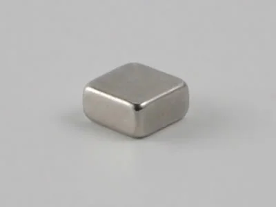 ネオジム磁石(N40)、角型、5x5x2.5(mm)、2.5mm方向