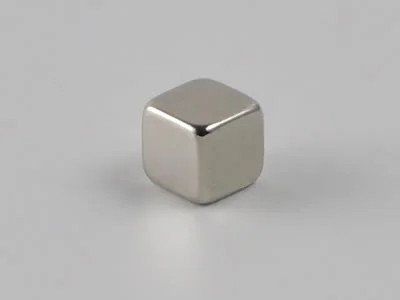 ネオジム磁石(N40)、角型、5x5x5(mm)、5mm方向
