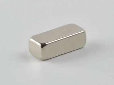 ネオジム磁石(N35)、角型、6x2x2.5(mm)、2.5mm方向