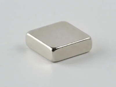 ネオジム磁石(N35)、角型、6x6x2(mm)、2mm方向