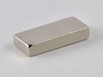 ネオジム磁石(N35)、角型、11x4.6x2(mm)、2mm方向