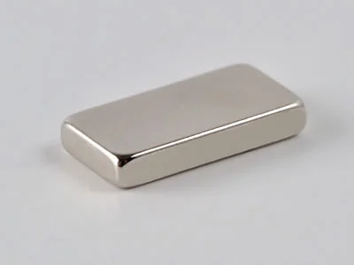 ネオジム磁石(N35)、角型、11x6x2(mm)、2mm方向