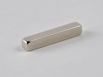 ネオジム磁石(N40)、角型、12x2x2(mm)、2mm方向