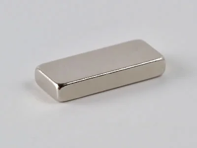 ネオジム磁石(N35)、角型、12x5x2(mm)、2mm方向