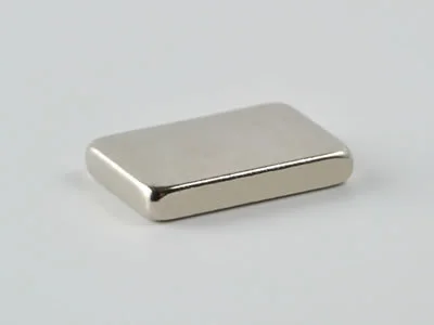 ネオジム磁石(N42H)、角型、12x8x2(mm)、2mm方向