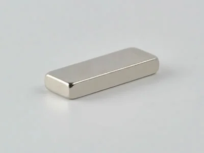 ネオジム磁石(N35)、角型、13x4.6x2(mm)、2mm方向