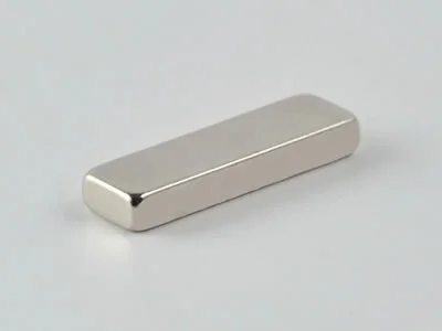 ネオジム磁石(N40)、角型、14x4x2(mm)、2mm方向