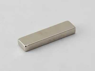 ネオジム磁石(N50)、角型、16x4x2(mm)、2mm方向