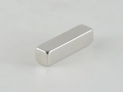 ネオジム磁石(N40)、角型、20x5x5(mm)、5mm方向