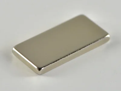 ネオジム磁石(N40)、角型、20x10x2(mm)、2mm方向