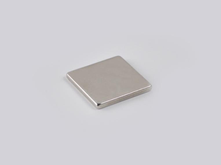 ネオジム磁石(N40)、角型、20x20x2(mm)、2mm方向