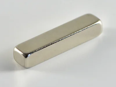ネオジム磁石(N40)、角型、22x5x4(mm)、4mm方向