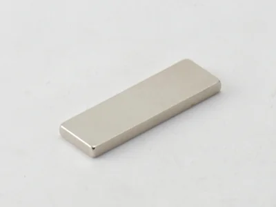 ネオジム磁石(N40)、角型、24x8x2.2(mm)、2.2mm方向