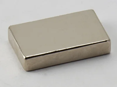 ネオジム磁石(N40)、角型、25x15x5(mm)、5mm方向
