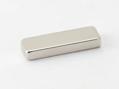 ネオジム磁石(N40)、角型、26x8x4(mm)、4mm方向
