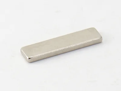 ネオジム磁石(N35)、角型、28x7x2.3(mm)、2.3mm方向