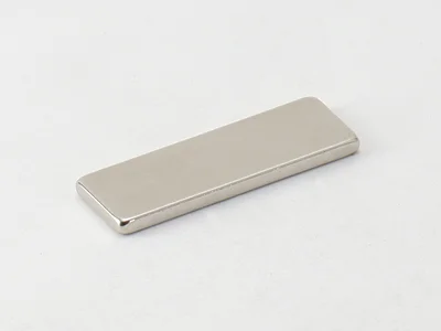 ネオジム磁石(N40)、角型、30x10x2(mm)、2mm方向