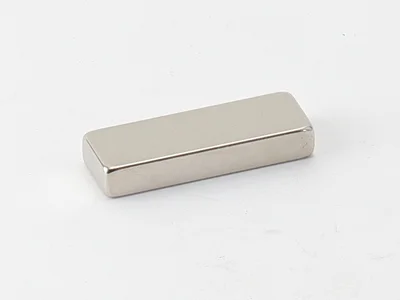 ネオジム磁石(N35)、角型、30x10x5(mm)、5mm方向