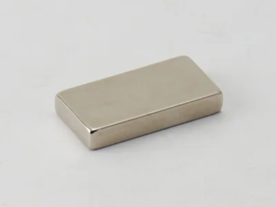 ネオジム磁石(N40)、角型、30x15x5(mm)、5mm方向