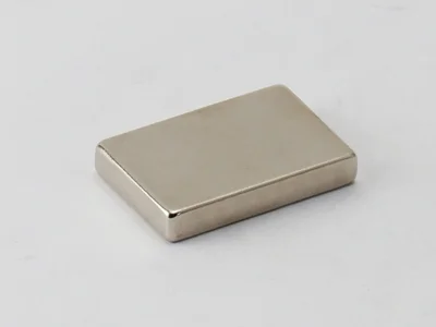 ネオジム磁石(N40)、角型、30x20x5(mm)、5mm方向