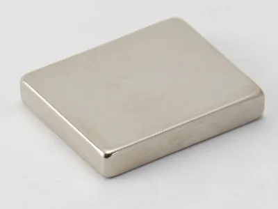 ネオジム磁石(N40)、角型、30x25x5(mm)、5mm方向