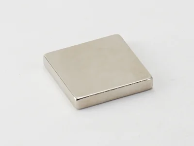 ネオジム磁石(N40)、角型、30x30x5(mm)、5mm方向