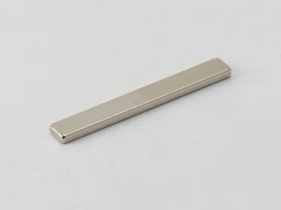 ネオジム磁石(N40)、角型、40x5x2(mm)、2mm方向
