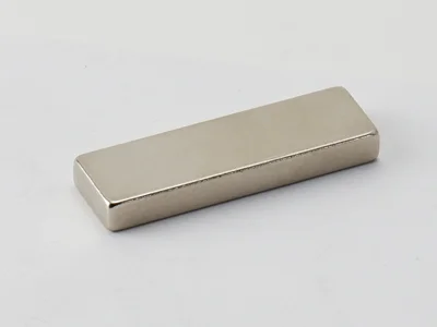 ネオジム磁石(N40)、角型、40x12x5(mm)、5mm方向