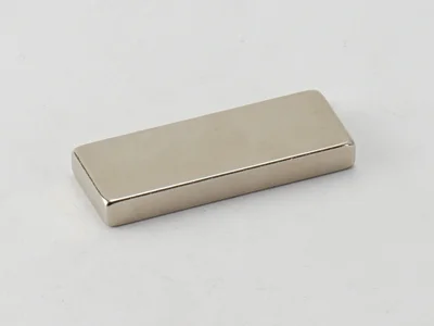 ネオジム磁石(N40)、角型、40x15x5(mm)、5mm方向