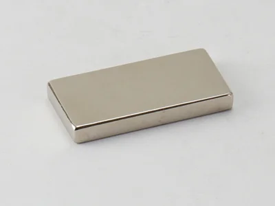 ネオジム磁石(N40)、角型、40x20x5(mm)、5mm方向